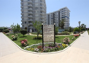 Меблированная четырехкомнатная квартира на первой линии у моря