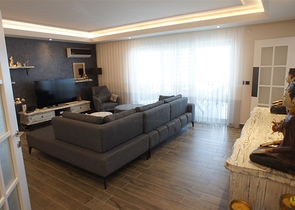 Меблированная четырехкомнатная квартира на первой линии у моря