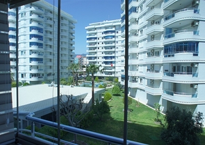 Меблированная четырехкомнатная квартира на первой линии у моря