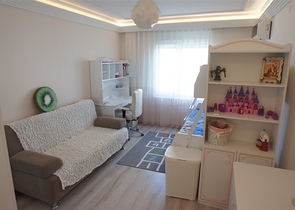 Меблированная четырехкомнатная квартира на первой линии у моря