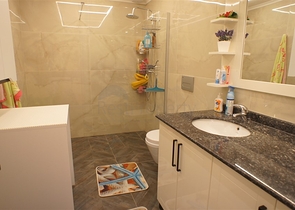 Меблированная четырехкомнатная квартира на первой линии у моря