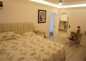 Меблированная четырехкомнатная квартира на первой линии у моря