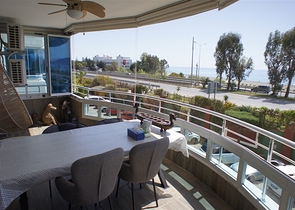 Меблированная четырехкомнатная квартира на первой линии у моря