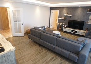 Меблированная четырехкомнатная квартира на первой линии у моря