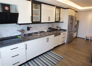 Меблированная четырехкомнатная квартира на первой линии у моря