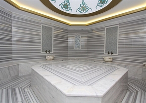 Меблированная четырехкомнатная квартира на первой линии у моря