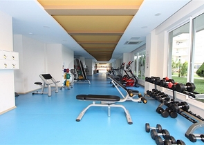 Меблированная четырехкомнатная квартира на первой линии у моря