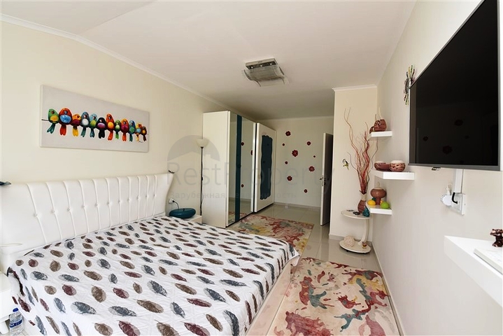 Двухуровневая просторная квартира с прямым видом на Средиземное море