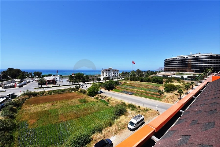 Двухуровневая просторная квартира с прямым видом на Средиземное море