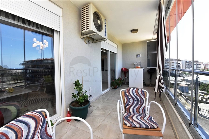 Двухуровневая просторная квартира с прямым видом на Средиземное море