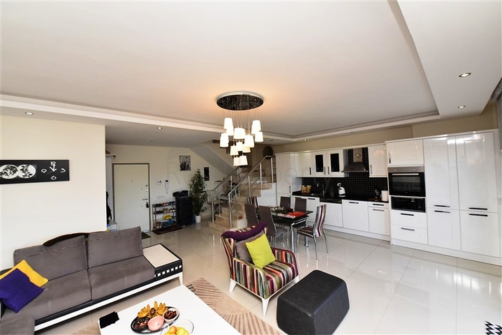 Двухуровневая просторная квартира с прямым видом на Средиземное море