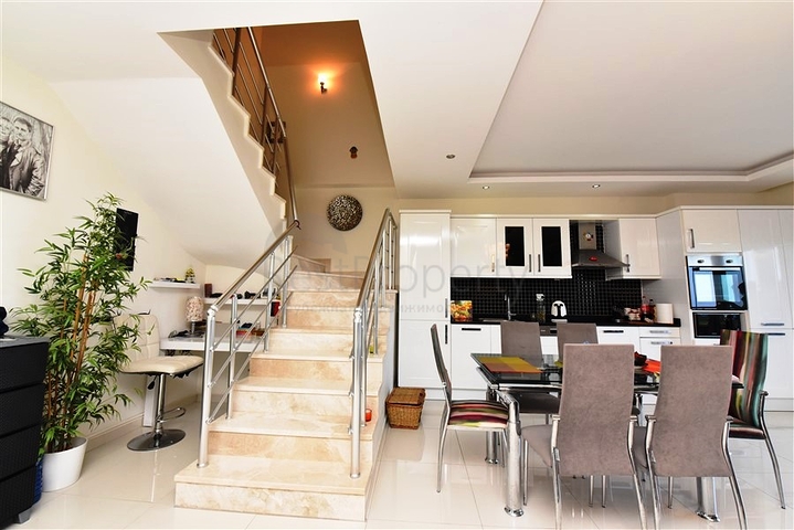 Двухуровневая просторная квартира с прямым видом на Средиземное море