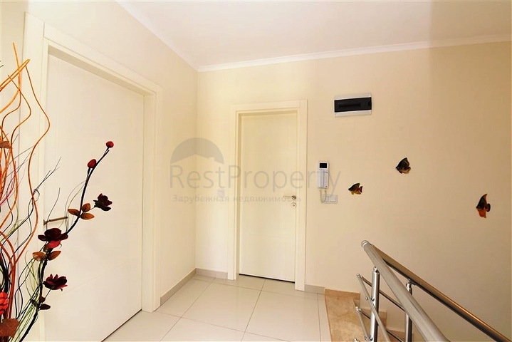 Двухуровневая просторная квартира с прямым видом на Средиземное море