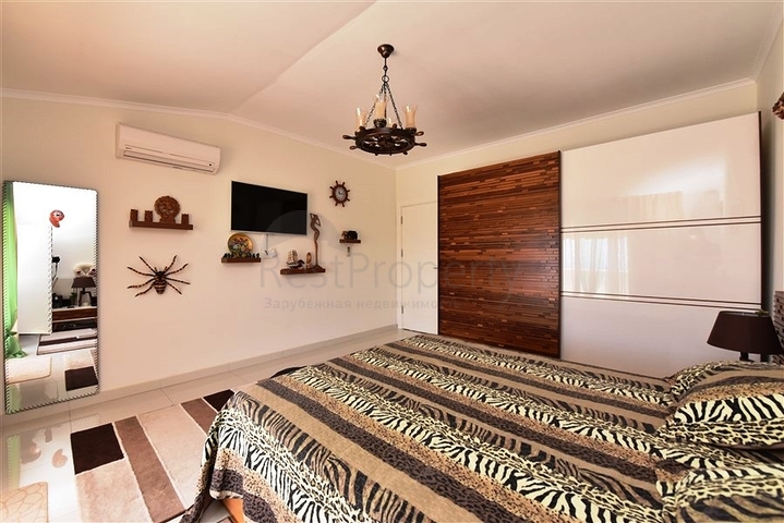 Двухуровневая просторная квартира с прямым видом на Средиземное море