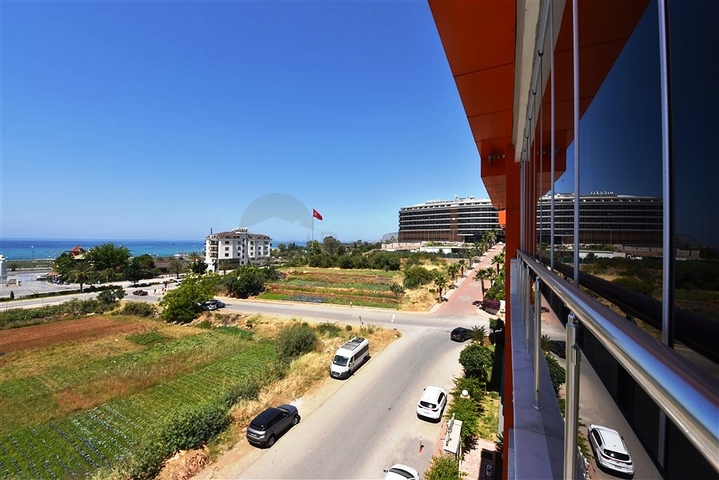 Двухуровневая просторная квартира с прямым видом на Средиземное море