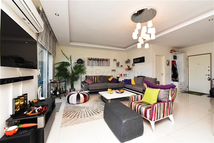 Двухуровневая просторная квартира с прямым видом на Средиземное море