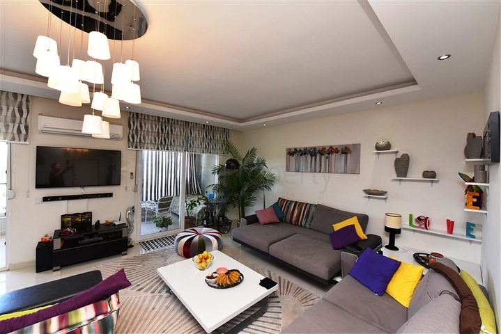 Двухуровневая просторная квартира с прямым видом на Средиземное море