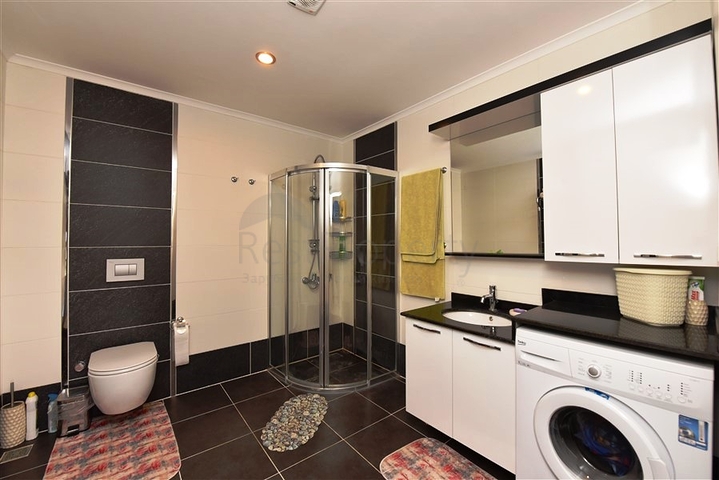 Двухуровневая просторная квартира с прямым видом на Средиземное море