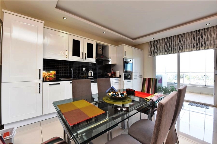 Двухуровневая просторная квартира с прямым видом на Средиземное море