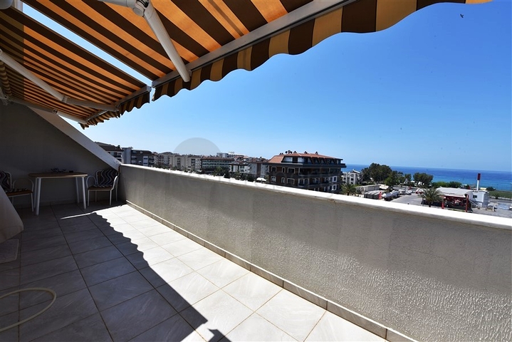 Двухуровневая просторная квартира с прямым видом на Средиземное море