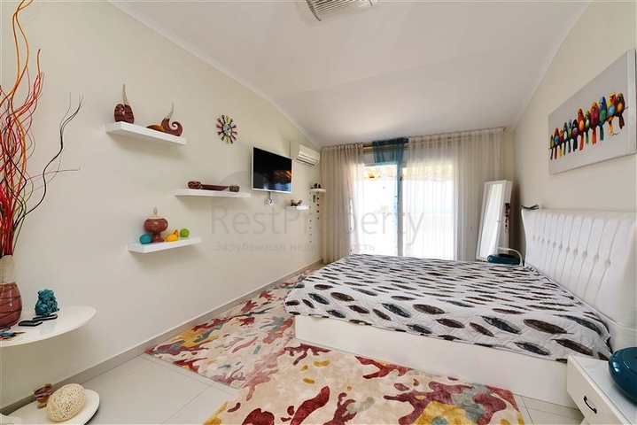 Двухуровневая просторная квартира с прямым видом на Средиземное море