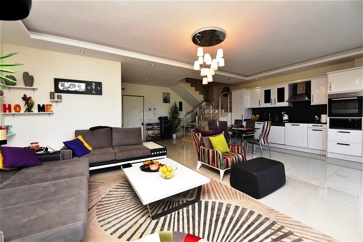 Двухуровневая просторная квартира с прямым видом на Средиземное море