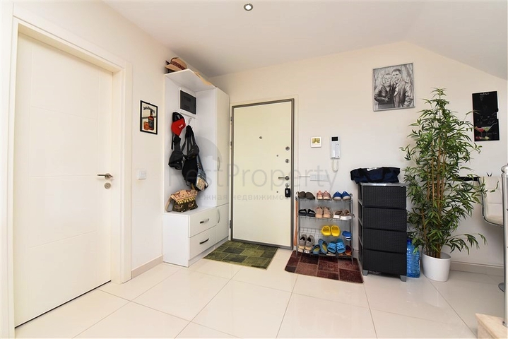 Двухуровневая просторная квартира с прямым видом на Средиземное море