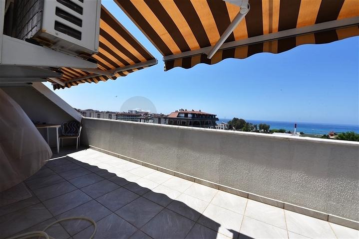 Двухуровневая просторная квартира с прямым видом на Средиземное море