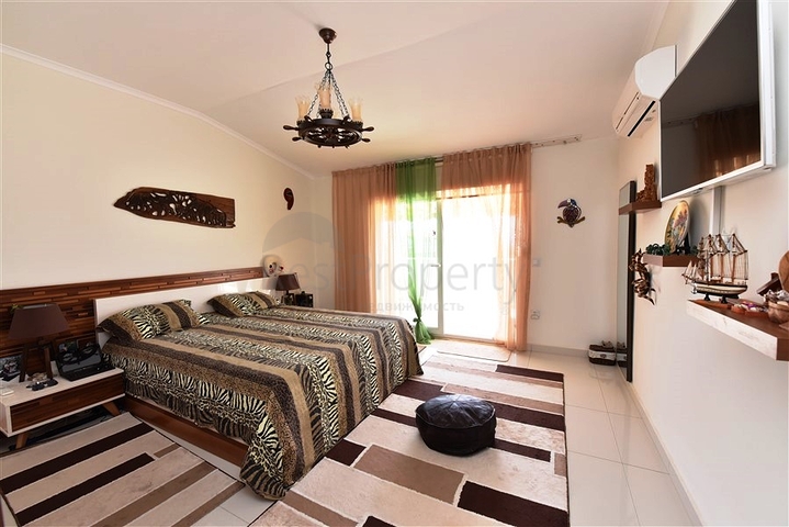 Двухуровневая просторная квартира с прямым видом на Средиземное море