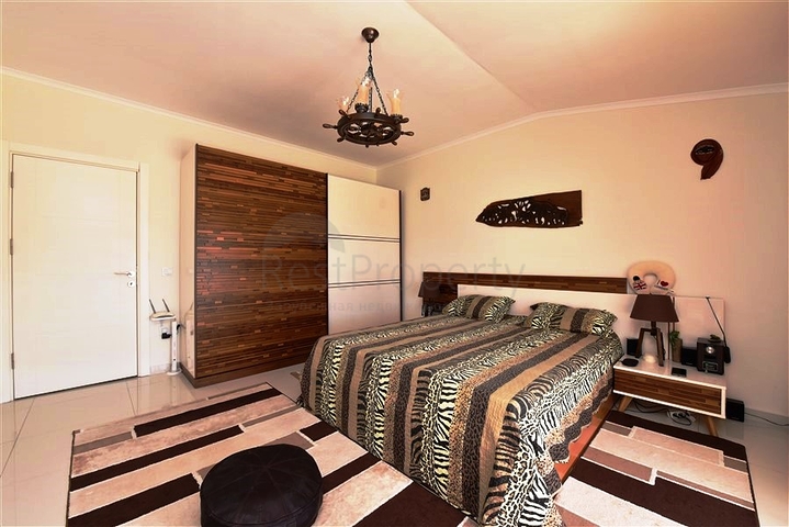 Двухуровневая просторная квартира с прямым видом на Средиземное море