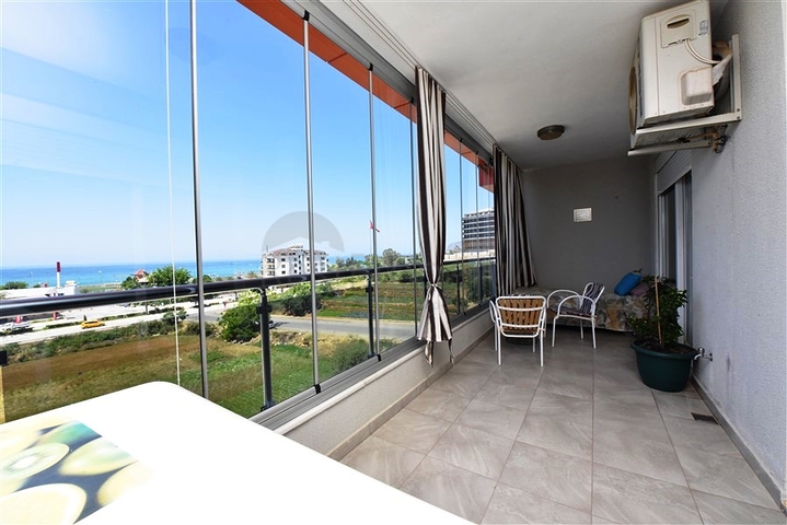 Двухуровневая просторная квартира с прямым видом на Средиземное море
