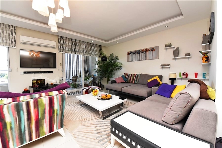 Двухуровневая просторная квартира с прямым видом на Средиземное море