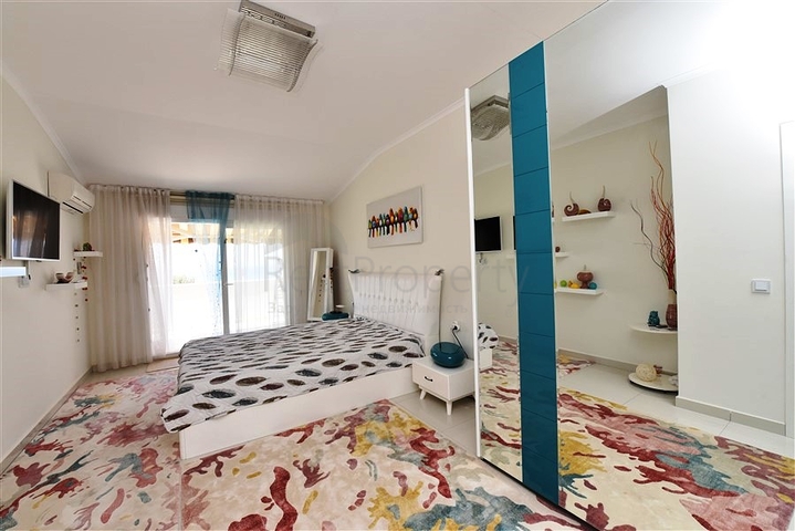 Двухуровневая просторная квартира с прямым видом на Средиземное море