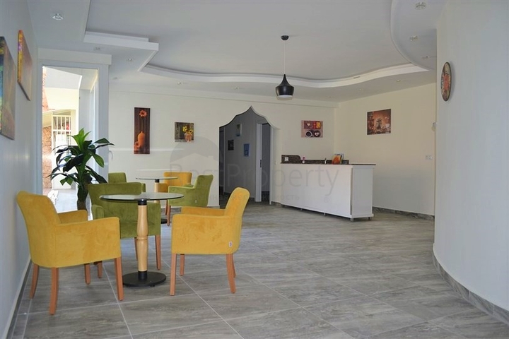 Двухуровневая просторная квартира с прямым видом на Средиземное море