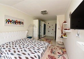 Двухуровневая просторная квартира с прямым видом на Средиземное море