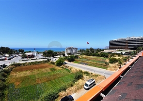 Двухуровневая просторная квартира с прямым видом на Средиземное море