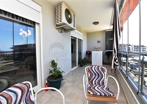 Двухуровневая просторная квартира с прямым видом на Средиземное море