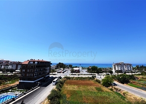 Двухуровневая просторная квартира с прямым видом на Средиземное море