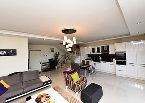 Двухуровневая просторная квартира с прямым видом на Средиземное море