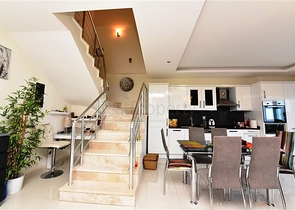 Двухуровневая просторная квартира с прямым видом на Средиземное море