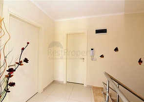 Двухуровневая просторная квартира с прямым видом на Средиземное море