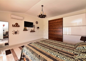 Двухуровневая просторная квартира с прямым видом на Средиземное море