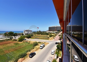 Двухуровневая просторная квартира с прямым видом на Средиземное море