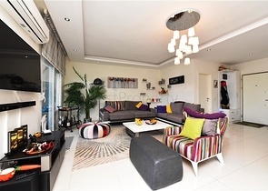 Двухуровневая просторная квартира с прямым видом на Средиземное море