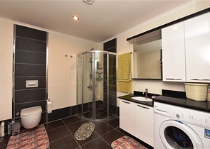 Двухуровневая просторная квартира с прямым видом на Средиземное море