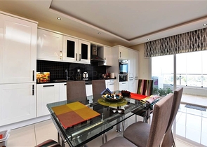 Двухуровневая просторная квартира с прямым видом на Средиземное море