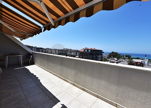 Двухуровневая просторная квартира с прямым видом на Средиземное море