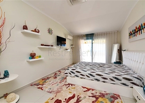 Двухуровневая просторная квартира с прямым видом на Средиземное море