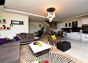 Двухуровневая просторная квартира с прямым видом на Средиземное море