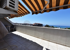 Двухуровневая просторная квартира с прямым видом на Средиземное море